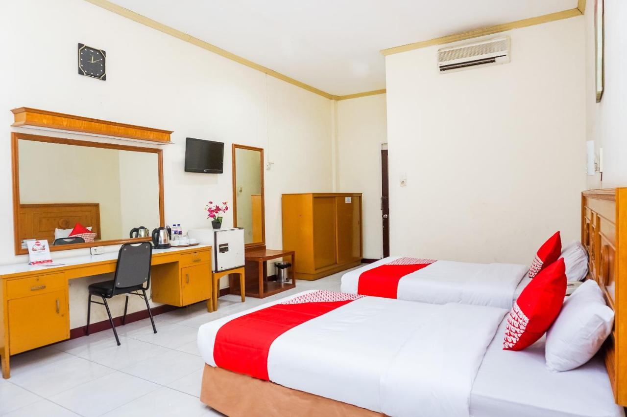 Oyo 375 Hotel Bougenville Syariah Padang  Exterior photo