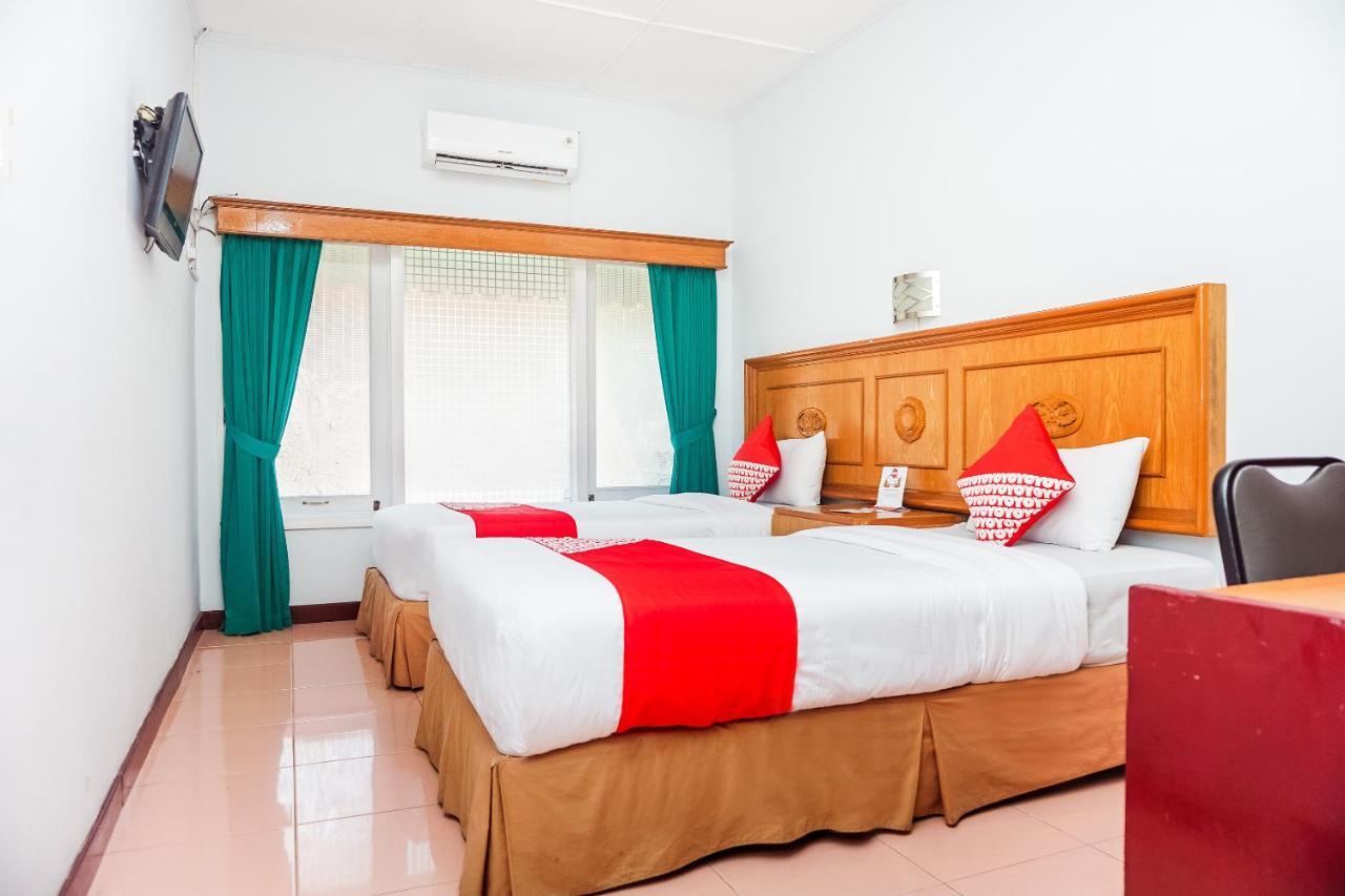 Oyo 375 Hotel Bougenville Syariah Padang  Exterior photo